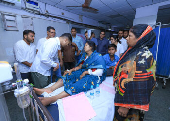 ଯାଜପୁର ବସ୍ ଦୁର୍ଘଟଣା : ଏସସିବିରେ ଆହତଙ୍କୁ ଭେଟିଲେ 5T ଅଧ୍ୟକ୍ଷ ଭି.କେ ପାଣ୍ଡିଆନ