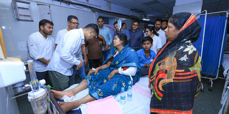 ଯାଜପୁର ବସ୍ ଦୁର୍ଘଟଣା : ଏସସିବିରେ ଆହତଙ୍କୁ ଭେଟିଲେ 5T ଅଧ୍ୟକ୍ଷ ଭି.କେ ପାଣ୍ଡିଆନ