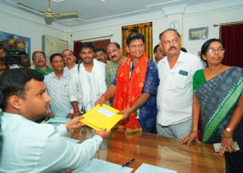 ନାମାଙ୍କନପତ୍ର ଦାଖଲ କଲେ ପ୍ରଣବ ପ୍ରକାଶ