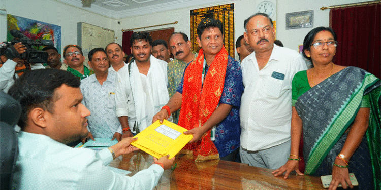 ନାମାଙ୍କନପତ୍ର ଦାଖଲ କଲେ ପ୍ରଣବ ପ୍ରକାଶ