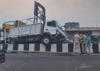 ଦୁର୍ଘଟଣା ହୋଇ ଡିଭାଇଡ଼ର ଉପରକୁ ଚଢ଼ିଯାଇଛି ଟ୍ରକ