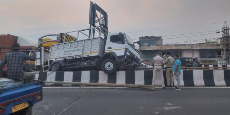 ଦୁର୍ଘଟଣା ହୋଇ ଡିଭାଇଡ଼ର ଉପରକୁ ଚଢ଼ିଯାଇଛି ଟ୍ରକ
