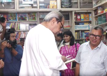 କମନମ୍ଯାନ୍ ଷ୍ଟାଇଲରେ ବୁକ ଷ୍ଟୋରରୁ ବହି କିଣିଲେ ନବୀନ