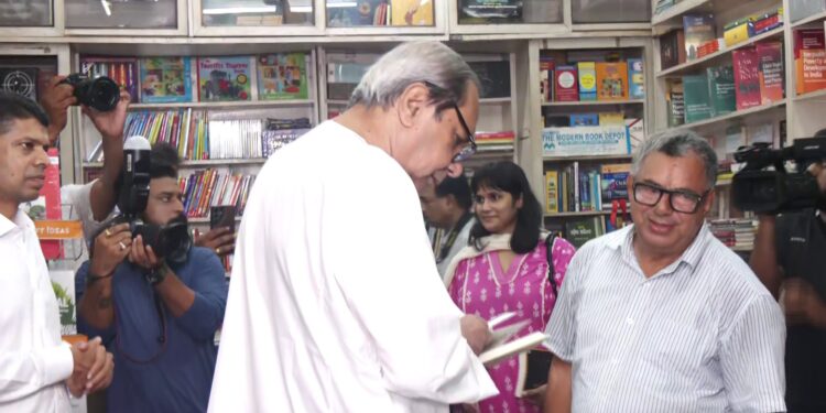 କମନମ୍ଯାନ୍ ଷ୍ଟାଇଲରେ ବୁକ ଷ୍ଟୋରରୁ ବହି କିଣିଲେ ନବୀନ