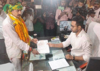 ପ୍ରାର୍ଥିପତ୍ର ଦାଖଲ କଲେ ବିଜେଡି ଭୁବନେଶ୍ୱର ସାଂସଦ ପ୍ରାର୍ଥୀ କ୍ୟାପଟେନ ମନ୍ମଥ ରାଉତରାୟ