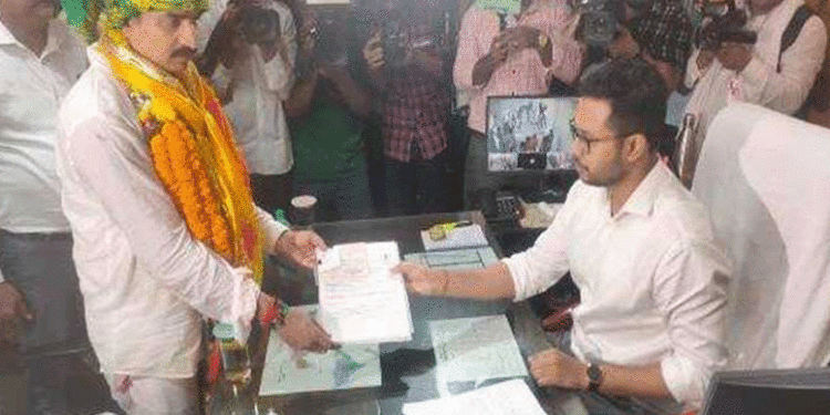 ପ୍ରାର୍ଥିପତ୍ର ଦାଖଲ କଲେ ବିଜେଡି ଭୁବନେଶ୍ୱର ସାଂସଦ ପ୍ରାର୍ଥୀ କ୍ୟାପଟେନ ମନ୍ମଥ ରାଉତରାୟ