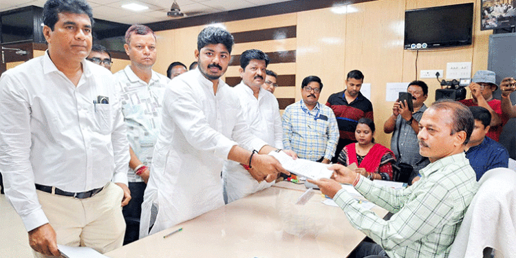 ନାମାଙ୍କନ ଭରିଲେ ମାହାଙ୍ଗା ବିଜେଡି ବିଧାୟକ ପ୍ରାର୍ଥୀ ଅଙ୍କିତ ପ୍ରତାପ ଜେନା