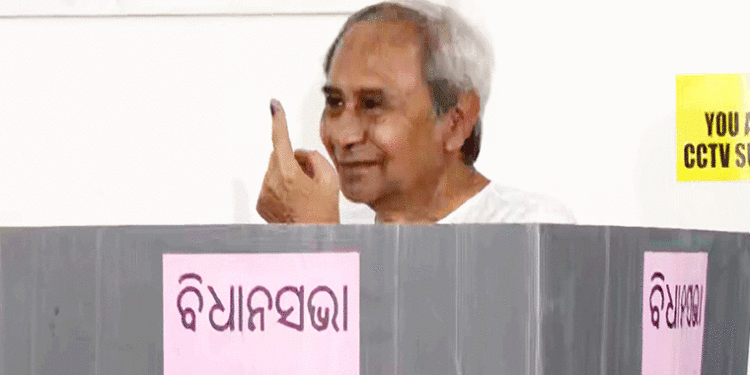 ଚାଲି ଚାଲି ଆସି ଭୋଟ୍ ଦେଲେ ନବୀନ ପଟ୍ଟନାୟକ