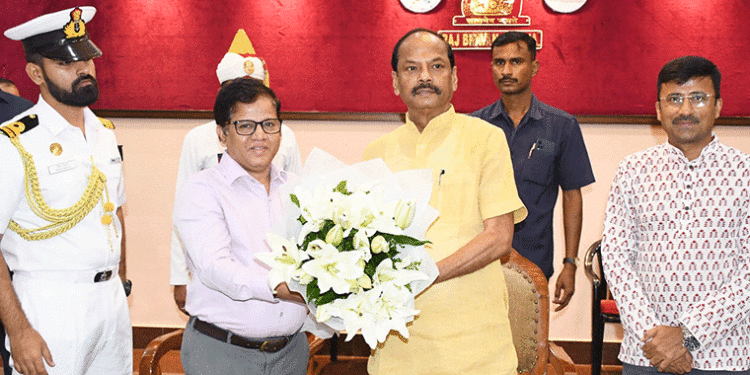 ସାଧାରଣ ନିର୍ବାଚନ ଫଳାଫଳ ନେଇ ରାଜ୍ୟପାଳଙ୍କୁ ଅବଗତ କରାଇଲେ ନିର୍ବାଚନ ଅଧିକାରୀ