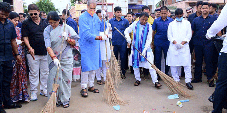 ବଡ଼ଦାଣ୍ଡର ସଫେଇ କାର୍ଯ୍ୟକ୍ରମରେ ମୁଖ୍ୟମନ୍ତ୍ରୀ ମୋହନ ଚରଣ ମାଝୀ ଓ ଦୁଇ ଉପ ମୁଖ୍ୟମନ୍ତ୍ରୀ