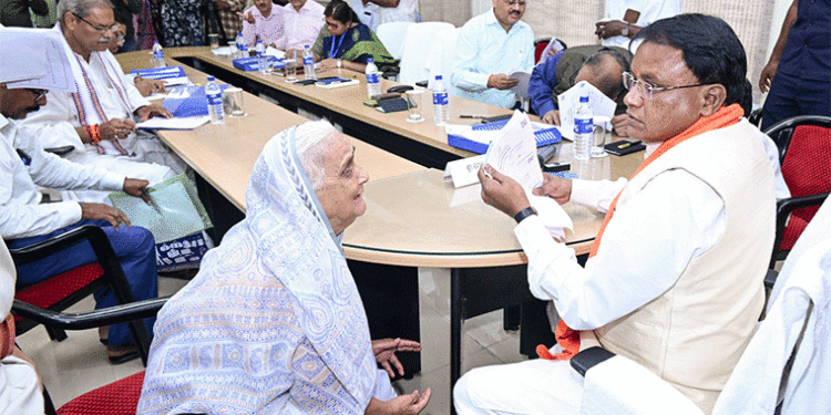 ଲୋକଙ୍କ ମୁଖ୍ୟମନ୍ତ୍ରୀ ଲୋକଙ୍କ ଅଭିଯୋଗ ଶୁଣିଲେ