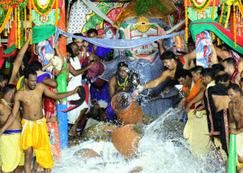 ରଥାରୂଢ଼ ଶ୍ରୀବିଗ୍ରହଙ୍କ ସମ୍ମୁଖରେ ରଥ ଉପରେ ଅଧରପଣା ପୂଜା ନୀତି ସଂପନ୍ନ