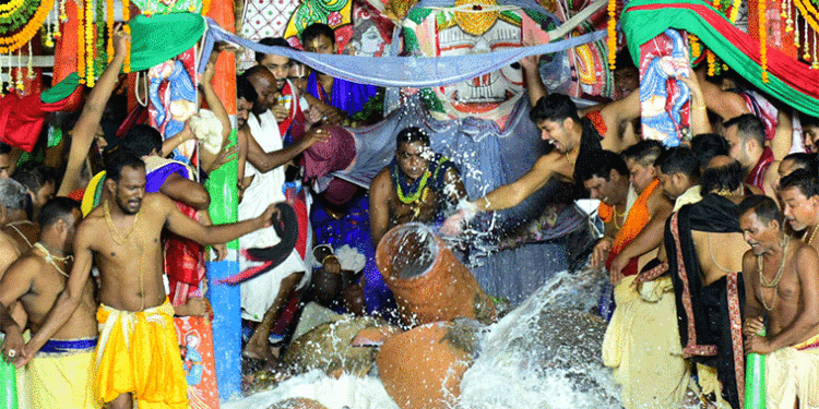 ରଥାରୂଢ଼ ଶ୍ରୀବିଗ୍ରହଙ୍କ ସମ୍ମୁଖରେ ରଥ ଉପରେ ଅଧରପଣା ପୂଜା ନୀତି ସଂପନ୍ନ