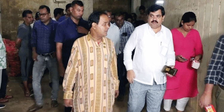 ଆଳୁ ଗୋଦାମରେ ସ୍ଥିତି ପରଖିଲେ ଯୋଗାଣ ମନ୍ତ୍ରୀ