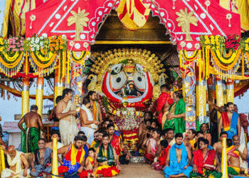 ସୁନାବେଶରେ ଦର୍ଶନ ଦେଉଛନ୍ତି ରଥାରୂଢ଼ ତିନି ଠାକୁର