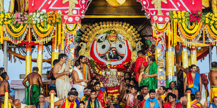 ସୁନାବେଶରେ ଦର୍ଶନ ଦେଉଛନ୍ତି ରଥାରୂଢ଼ ତିନି ଠାକୁର