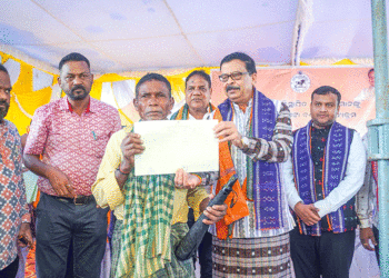 ହୀରାକୁଦ ବିସ୍ଥାପିତଙ୍କୁ ଜମି ପଟ୍ଟା ବଣ୍ଟନ କଲେ ରାଜସ୍ୱ ମନ୍ତ୍ରୀ