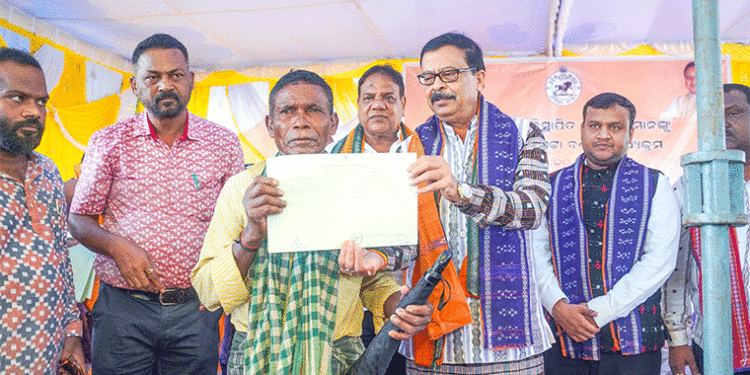 ହୀରାକୁଦ ବିସ୍ଥାପିତଙ୍କୁ ଜମି ପଟ୍ଟା ବଣ୍ଟନ କଲେ ରାଜସ୍ୱ ମନ୍ତ୍ରୀ