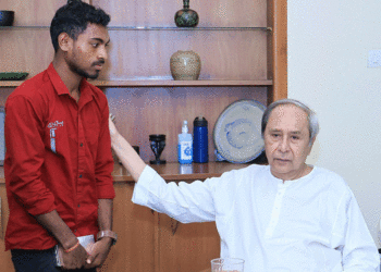 କୃତୀ ବଣ୍ଡା ଛାତ୍ର ମଙ୍ଗଳାଙ୍କୁ ସମ୍ବର୍ଦ୍ଧିତ କଲେ ନବୀନ ପଟ୍ଟନାୟକ