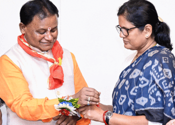 ଆଦରର ‘ମୋହନ ଭାଇ’ଙ୍କ ହାତରେ ରାକ୍ଷୀ ବାନ୍ଧିଲେ ଭଉଣୀମାନେ