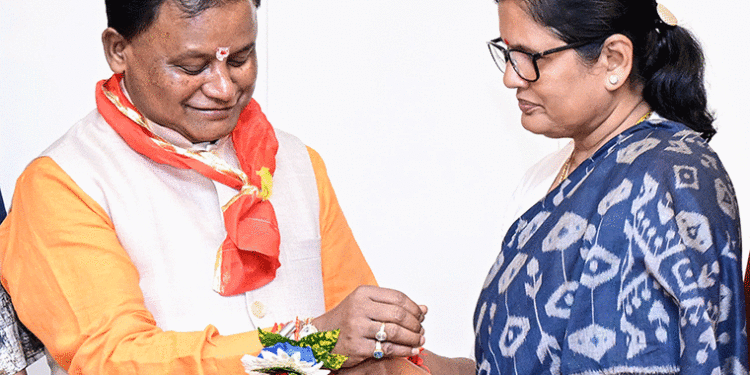 ଆଦରର ‘ମୋହନ ଭାଇ’ଙ୍କ ହାତରେ ରାକ୍ଷୀ ବାନ୍ଧିଲେ ଭଉଣୀମାନେ