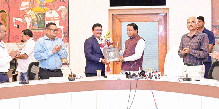 ରାଷ୍ଟ୍ରପତି ପୁରସ୍କାର ପ୍ରାପ୍ତ ଦୁଇ ଶିକ୍ଷକଙ୍କୁ ସମ୍ବର୍ଦ୍ଧିତ କଲେ ମୁଖ୍ୟମନ୍ତ୍ରୀ