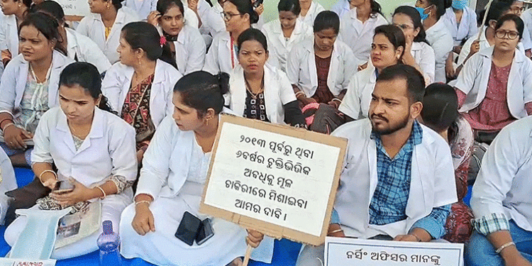 ସରକାର ଶୁଣିଲେନି ଦାବି: ଜିଦ୍‌ରେ ଅଟଳ ନର୍ସିଂ ସଂଘ