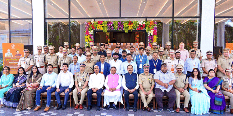 ଅଧିକାରୀମାନଙ୍କୁ ମୁଖ୍ୟମନ୍ତ୍ରୀଙ୍କ ପରାମର୍ଶ: ଲୋକଙ୍କୁ ସାଙ୍ଗରେ ନେଇ ଚାଲନ୍ତୁ