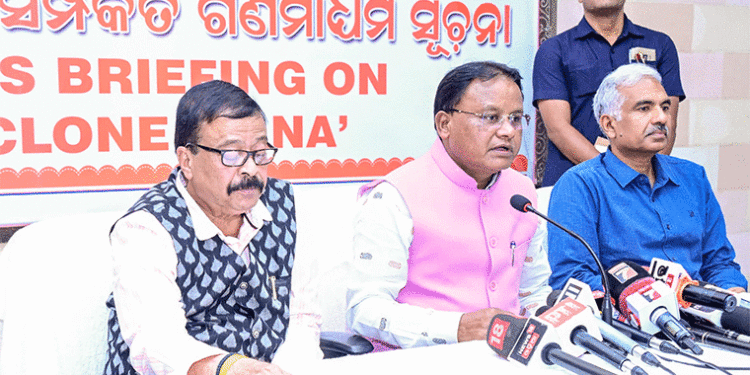 ବାତ୍ୟା ସଂପୂର୍ଣ୍ଣ ଦୁର୍ବଳ ହୋଇ ସାରିଛି, ଓଡ଼ିଶା ଏବେ ସୁରକ୍ଷିତ – ମୁଖ୍ୟମନ୍ତ୍ରୀ