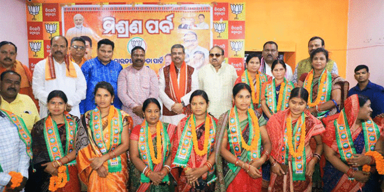 ସମ୍ବଲପୁରରେ ବିଜେପିର ମିଶ୍ରଣ ପର୍ବ: ବିଜେଡି ଛାଡ଼ିଲେ ୧୮ ସରପଞ୍ଚ-ନାଏବ ସରପଞ୍ଚ