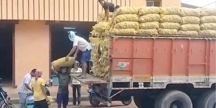 ପୁଣି ଆଳୁ ଗାଡ଼ିକୁ ଅଟକାଇଲେ ମମତା ସରକାର