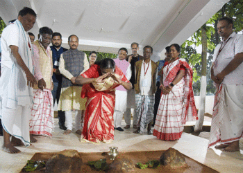 ଭୁବନେଶ୍ବର : ରାଜଧାନୀରେ ପଣ୍ଡିତ ରଘୁନାଥ ମୁର୍ମୁଙ୍କ ପ୍ରତିମୂର୍ତ୍ତି ଲୋକାର୍ପଣ କଲେ ରାଷ୍ଟ୍ରପତି