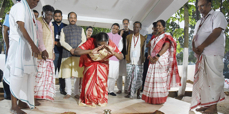 ଭୁବନେଶ୍ବର : ରାଜଧାନୀରେ ପଣ୍ଡିତ ରଘୁନାଥ ମୁର୍ମୁଙ୍କ ପ୍ରତିମୂର୍ତ୍ତି ଲୋକାର୍ପଣ କଲେ ରାଷ୍ଟ୍ରପତି