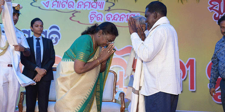 ଭିଟାମାଟିରେ ପାଦ ଦେଇ ଭାବବିହ୍ୱଳ ହେଲେ ରାଷ୍ଟ୍ରପତି: ମହିଳାଙ୍କ ସହ ନାଚିଲେ