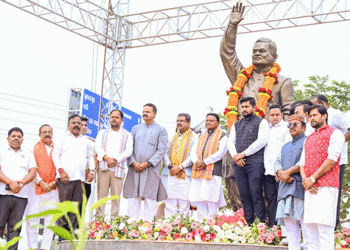 କଟକ ବେଲ-ଭ୍ୟୁ ଛକଠାରେ ଭାରତ ରତ୍ନ ଅଟଳ ବିହାରୀ ବାଜପେୟୀଙ୍କର ପୂର୍ଣ୍ଣାବୟବ ପ୍ରତିମୂର୍ତ୍ତି ଲୋକାର୍ପଣ