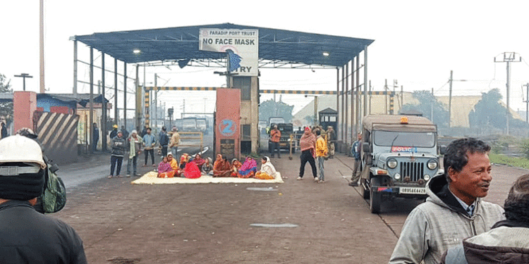 ଟ୍ରେନ ଚାପାରେ ଶ୍ରମିକ ମୃତ ଘଟଣା: ୧୫ ଘଣ୍ଟା ଧାରଣା ପରେ କ୍ଷତିପୂରଣ ଘୋଷଣା