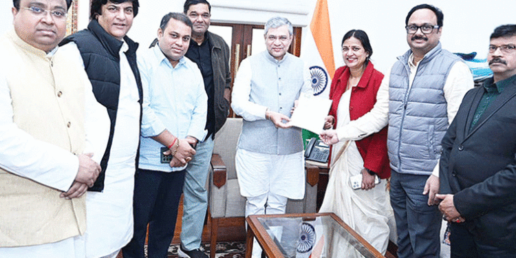 ୱାଲଟିୟର ଲଢେଇ ଜୋରଦାର କଲା ବିଜେଡି:ରେଳମନ୍ତ୍ରୀଙ୍କୁ ଭେଟିଲେ ବିଜେଡିର ୭ଜଣ ସାଂସଦ