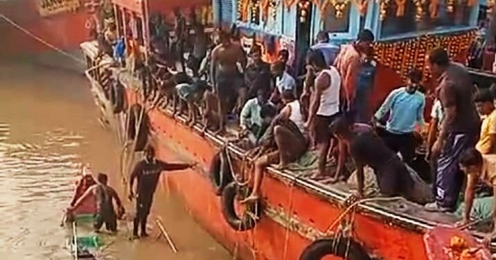 ଧାମରାରେ ଅଘଟଣ, ଟ୍ରଲରକୁ ଧକ୍କା ଦେଇ ବୁଡିଲା ଅଭିରାମ ଯାତ୍ରୀବାହୀ ବୋଟ