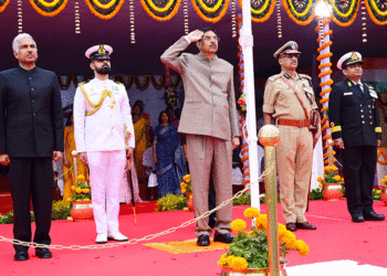 ୭୬ତମ ରାଜ୍ୟସ୍ତରୀୟ ସାଧାରଣତନ୍ତ୍ର ଦିବସ ପାଳିତ ଅଭିବାଦନ ଗ୍ରହଣ କଲେ ରାଜ୍ୟପାଳ