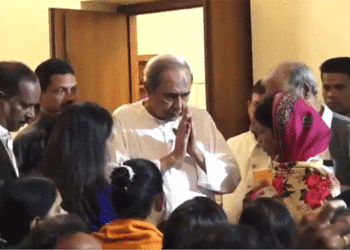 ନବୀନଙ୍କୁ ଭେଟିଲେ ସହଦେବଙ୍କ ପରିବାର: ସହାୟତା ଦେବା ସହ ୨ ଛୁଆଙ୍କ ପାଠପଢ଼ା ଦାୟିତ୍ଵ ନେଲେ ନବୀନ