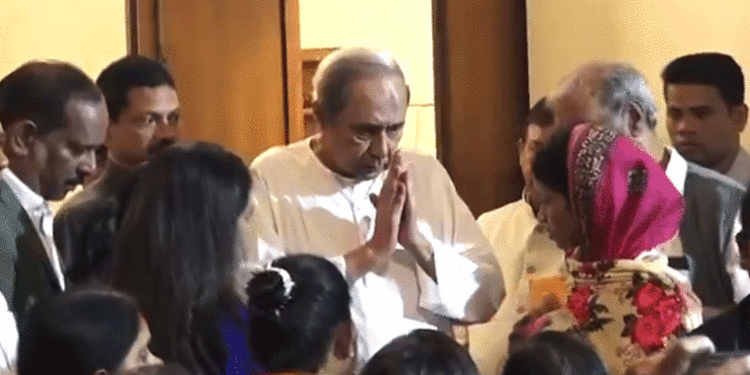 ନବୀନଙ୍କୁ ଭେଟିଲେ ସହଦେବଙ୍କ ପରିବାର: ସହାୟତା ଦେବା ସହ ୨ ଛୁଆଙ୍କ ପାଠପଢ଼ା ଦାୟିତ୍ଵ ନେଲେ ନବୀନ