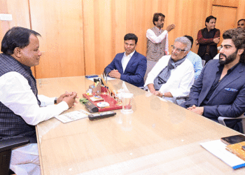 ମୁଖ୍ୟମନ୍ତ୍ରୀଙ୍କୁ ଭେଟିଲେ ବୋନି କାପୁର ଏବଂ ଅର୍ଜୁନ କାପୁର