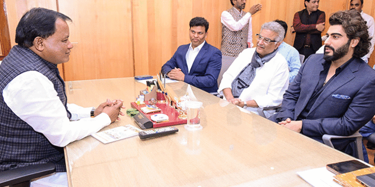 ମୁଖ୍ୟମନ୍ତ୍ରୀଙ୍କୁ ଭେଟିଲେ ବୋନି କାପୁର ଏବଂ ଅର୍ଜୁନ କାପୁର