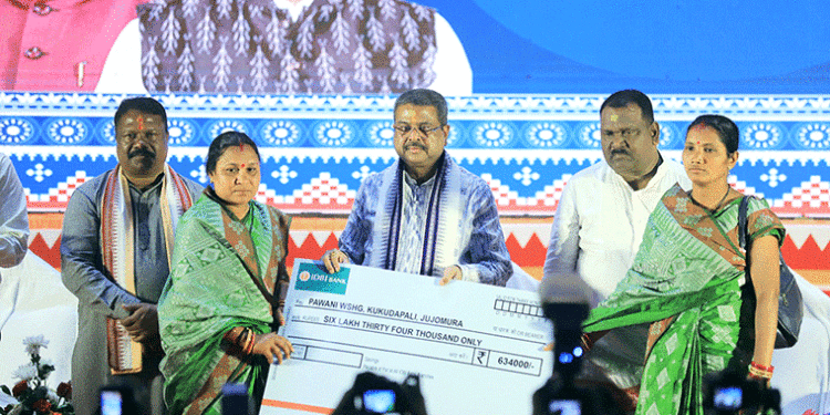 ସମ୍ବଲପୁରରେ ‘କିଷାନ ସମ୍ମାନ ସମାରୋହ’ରେ ଯୋଗଦେଲେ କେନ୍ଦ୍ରମନ୍ତ୍ରୀ