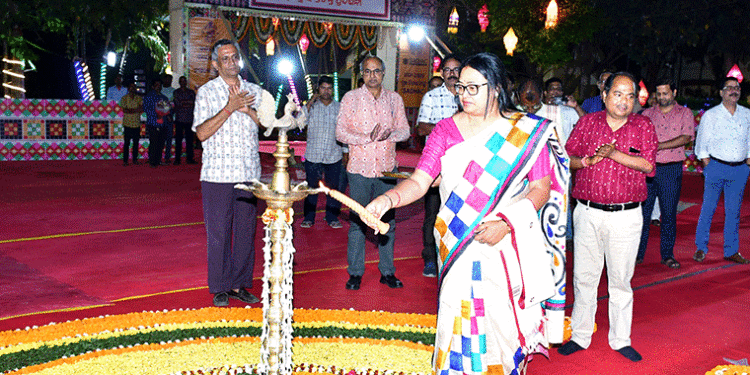 ଏକାମ୍ର ହାଟଠାରେ ସ୍ଵତନ୍ତ୍ର ହସ୍ତତନ୍ତ ପ୍ରଦର୍ଶନୀ ଉଦ୍ଘାଟିତ