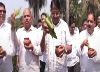 ଗଙ୍ଗା ଜଳ ଛିଞ୍ଚି ବିଜେଡିର ଅଭିନବ ପ୍ରତିବାଦ