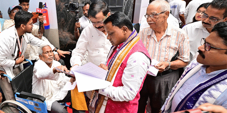 ସମ୍ବଲପୁରରେ ଜନଶୁଣାଣି ଶିବିର: ଲୋକଙ୍କ ଦୁଃଖ ଶୁଣିଲେ ମୁଖ୍ୟମନ୍ତ୍ରୀଙ୍କ ସହିତ ୧୦ ଜଣ ମନ୍ତ୍ରୀ