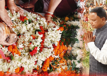 ପ୍ରଶାନ୍ତ ଶତପଥୀଙ୍କୁ ବିଦାୟ: ଶବାଧାରରେ ସାମିଲ ହେଲେ ମୁଖ୍ୟମନ୍ତ୍ରୀ