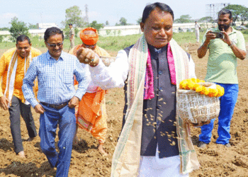 ଓୟୁଏଟି ଫାର୍ମରେ ଅଖିମୁଠି ଅନୁକୂଳ କଲେ ମୁଖ୍ୟମନ୍ତ୍ରୀ ଓ ଉପ ମୁଖ୍ୟମନ୍ତ୍ରୀ