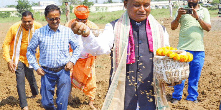 ଓୟୁଏଟି ଫାର୍ମରେ ଅଖିମୁଠି ଅନୁକୂଳ କଲେ ମୁଖ୍ୟମନ୍ତ୍ରୀ ଓ ଉପ ମୁଖ୍ୟମନ୍ତ୍ରୀ